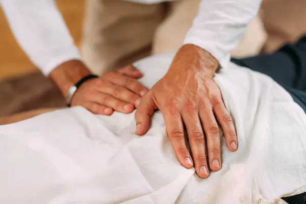 Therapeut Masseert Vrouwen Terug Vrouw Krijgen Shiatsu Terug Massage — Stockfoto