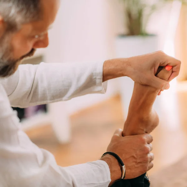 Shiatsu Foot Massage Terapeutka Masírující Nohu Ženy — Stock fotografie