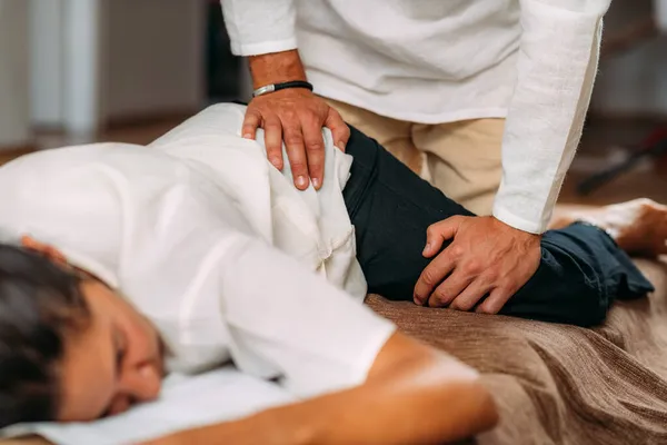 Terapeuta Rozciągający Kobiecą Nogę Masaż Shiatsu — Zdjęcie stockowe