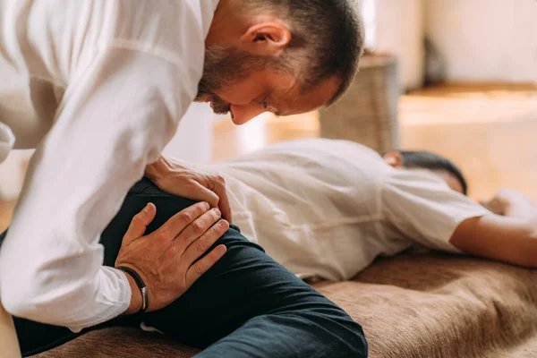 Terapeuta Esticando Perna Das Mulheres Massagem Shiatsu — Fotografia de Stock