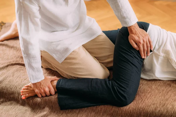 Terapista Che Allunga Gamba Alle Donne Massaggio Shiatsu — Foto Stock