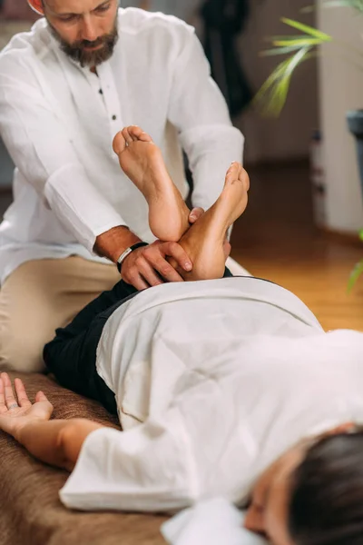 Terapeuta Alongamento Pernas Femininas Massagem Shiatsu — Fotografia de Stock
