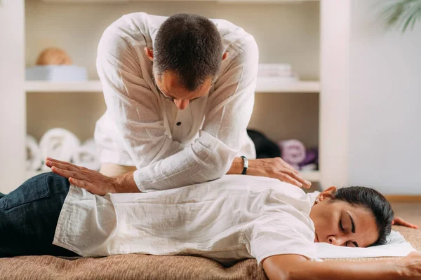 Terapista Massaggiare Donne Indietro Donna Ottenere Shiatsu Massaggio Alla Schiena — Foto Stock