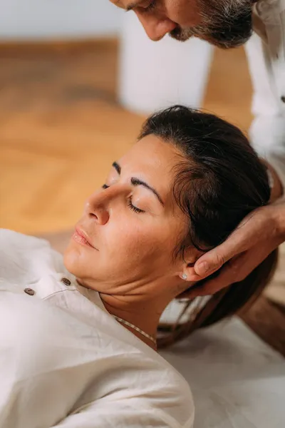 Terapeuta Esticando Pescoço Das Mulheres Massagem Shiatsu — Fotografia de Stock