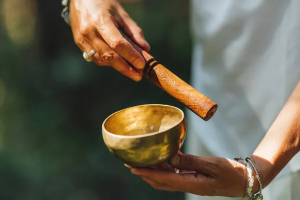 Hände Einer Frau Die Tibetische Klangschale Der Natur Spielt — Stockfoto