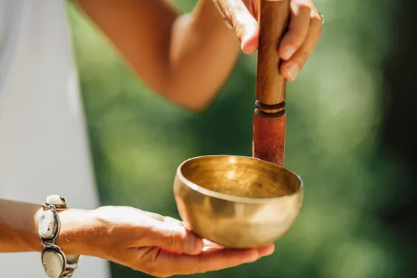 Ruce Drží Tibetský Zpěv Mísy Venku Hraje Uklidňující Zvuky — Stock fotografie