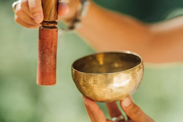 Tibetansk Sång Skål Ljud Helare Händer Utomhus — Stockfoto