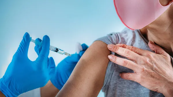Vaccination Mot Coronavirus Senior Kvinna Som Får Ett Coronavirus Vaccin — Stockfoto