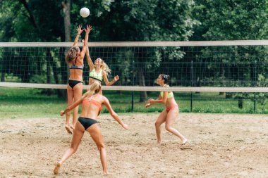 Plaj voleybolu oynayan kadınlar 