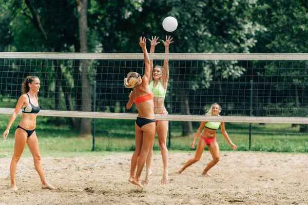 打沙滩排球的妇女 — 图库照片