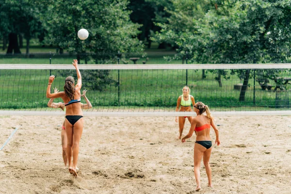 Kvinnor Spelar Beachvolleyboll — Stockfoto