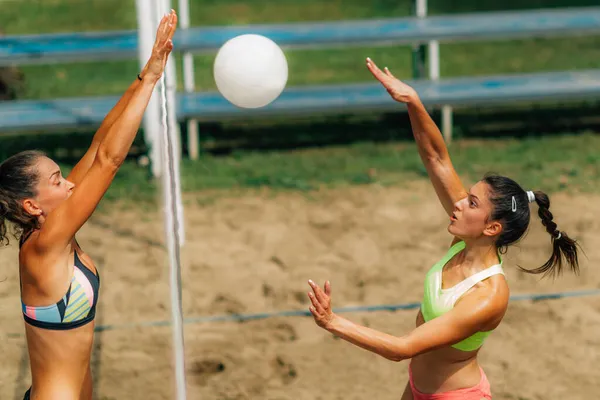 Beach Volleyball Γυναίκα Παίκτης Στο Διαδίκτυο — Φωτογραφία Αρχείου
