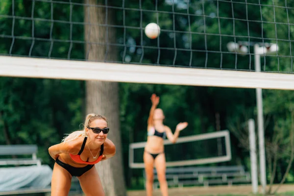 Kvinnliga Lag Spelar Beachvolleyboll — Stockfoto