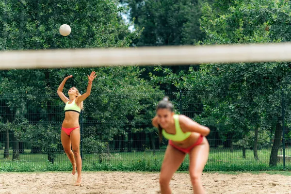 Kvinnliga Lag Spelar Beachvolleyboll — Stockfoto