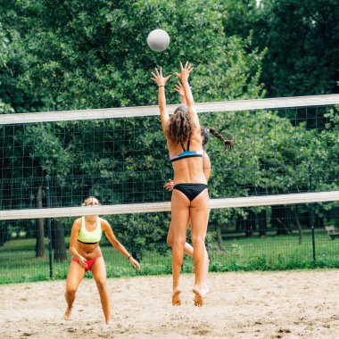 Kadın takımında plaj voleybolu oynamaktadır