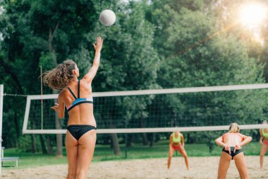 Kadın takımında plaj voleybolu oynamaktadır