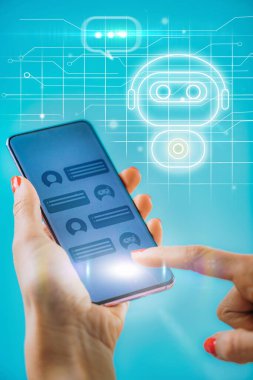 Chatbot yazılım uygulaması. Kadın yapay zeka dijital robot asistanıyla sohbet ediyor..
