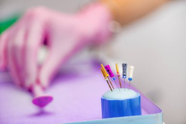Diş sağlığı kliniğinde endodontik diş aleti.