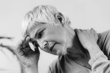 Baş dönmesi. Baş dönmesinden muzdarip yaşlı bir kadın..