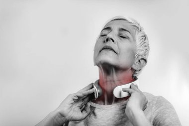 Yaşlı kadın Nabız Boyun Masajı Giyiyor