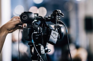 Bir basın toplantısında kamera kaydı. Canlı yayın.