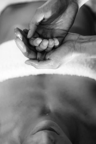 Massagem Óleo Aromaterapia Ayurvédica Massagista Segurando Óleo Ayurveda Para Massagem — Fotografia de Stock