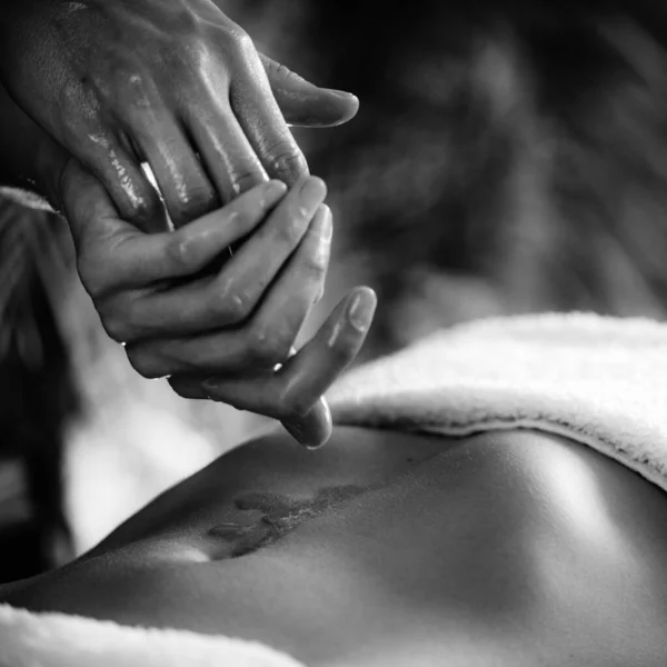 Ayurveda Back Massage Aromatherapy Essential Oil — Stock Photo, Image