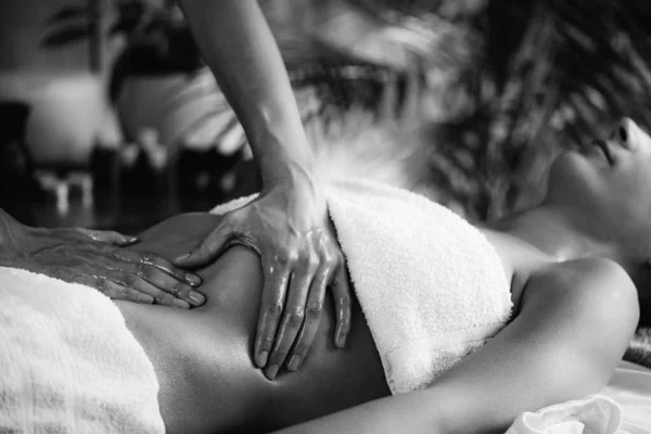 Ayurveda Back Massage Aromatherapy Essential Oil — Stock Photo, Image