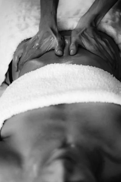 Ayurveda Back Massage Aromatherapy Essential Oil — Stock Photo, Image