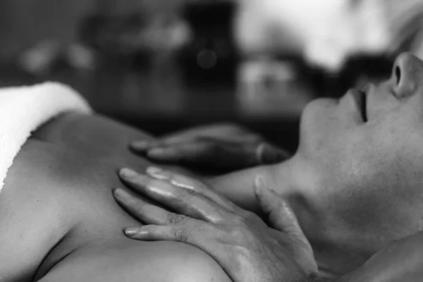 Vrouw Genieten Van Ayurvedische Schouders Massage Met Etherische Oliën — Stockfoto