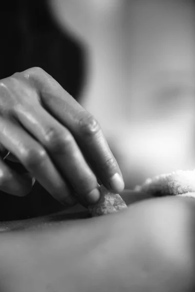 Practicante Ayurvédica Usando Piedras Preciosas Cristales Para Curar Chakras Pacientes —  Fotos de Stock