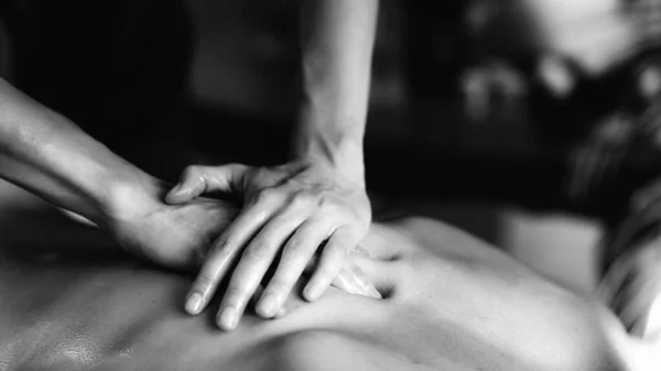 Ayurveda Back Massagem Com Óleo Essencial Aromaterapia — Fotografia de Stock