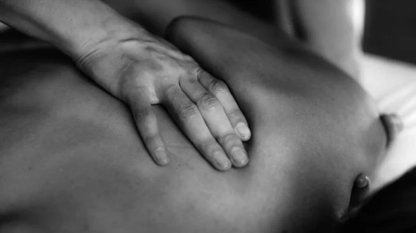 Aayurveda Back Massage Aromatherapy Essential Oil — 스톡 사진