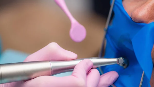 Wurzelkanalbehandlung Endodontologe Bereitet Patienten Auf Wurzelbehandlung Vor — Stockfoto