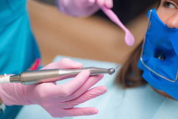 Tratamento Canal Radicular Endodontista Preparando Paciente Para Tratamento Canal Radicular — Fotografia de Stock