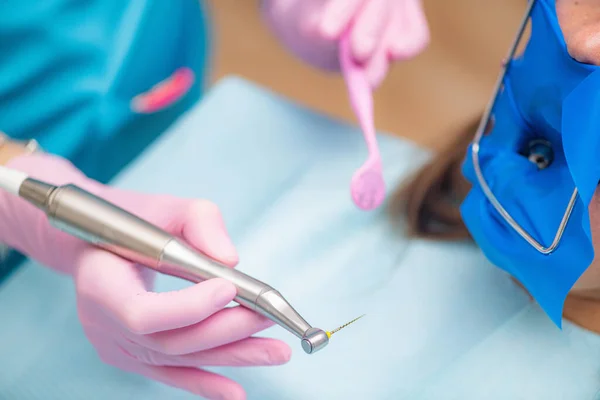 Tratamento Canal Radicular Endodontista Preparando Paciente Para Tratamento Canal Radicular — Fotografia de Stock