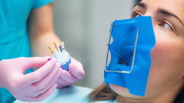 歯科医院での内因性治療のために床屋を準備している歯科医師 — ストック写真