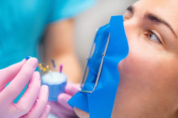 Fogászati Klinikán Endodontológus Készíti Elő Szögesdrótot Endodontikus Kezelésre — Stock Fotó