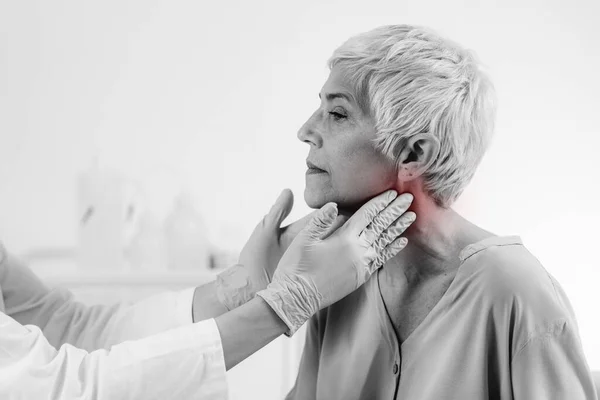 Endocrinology Doctor Examining Senior Woman Thyroid Gland Disease Symptoms — Stock Photo, Image
