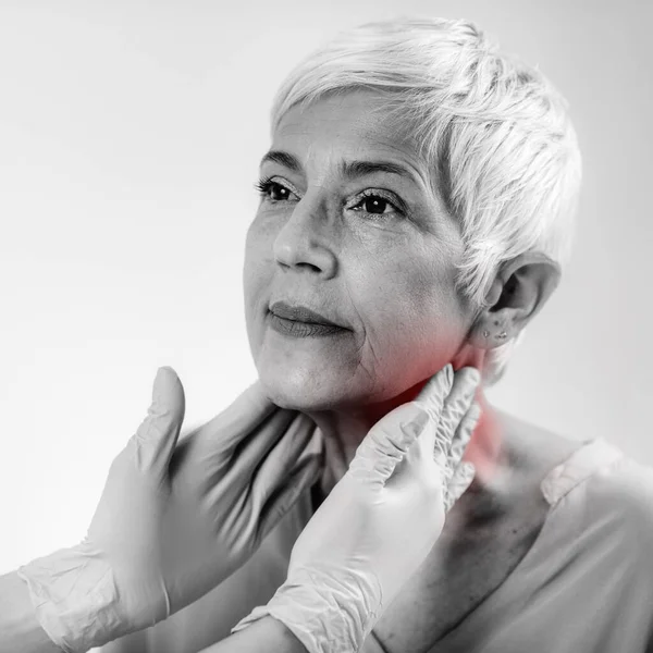 Endokrinologický Lékař Vyšetřující Starší Ženu Příznaky Onemocnění Štítné Žlázy — Stock fotografie