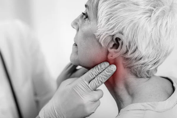 Control Glándula Tiroides Médico Endocrinología Examinando Una Mujer Mayor Una — Foto de Stock