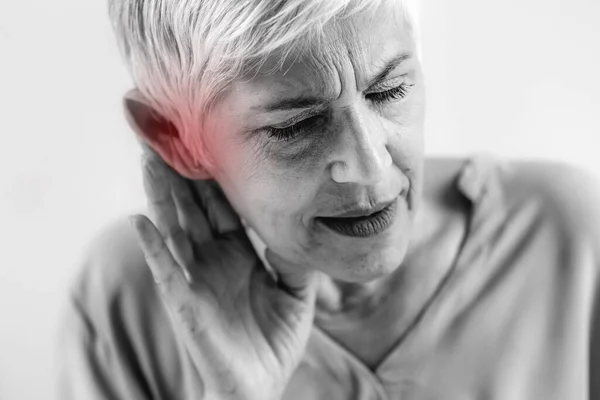 Gehoorverlies Oudere Vrouw Met Symptomen Van Gehoorverlies — Stockfoto