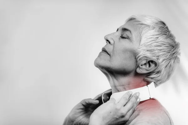 Perempuan Senior Memakai Pulse Neck Massager — Stok Foto