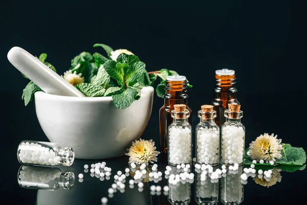 Homöopathische Behandlung Homöopathische Kügelchen Verstreut Aus Glasflasche Mörser Und Stößel — Stockfoto