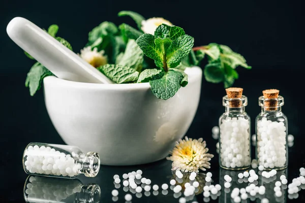 Homeopati Tedavisi Cam Şişeden Yayılmış Homeopatik Küreseller Taze Tıbbi Bitkilerle — Stok fotoğraf