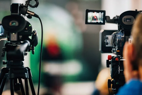 Public live event media coverage, television cameras at a press conference