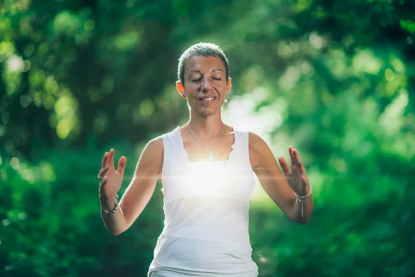 Energiarbete Och Mindfulness Träning Ung Kvinna Som Gör Energiarbete Lummig — Stockfoto