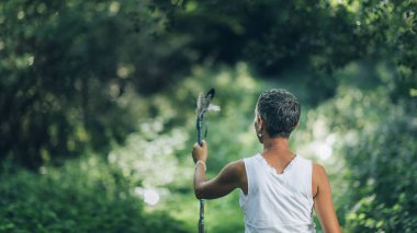 Kendini güçlendirme konsepti. Beladan kurtulmanın bir yolunu arayan, yön bulan, olumlu bir doğrulama arayan düşünceli bir kadın.