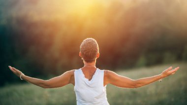 Yaratıcılık Kadını Doğuştan Yaratıcılığa İlham Veriyor Doğada Zaman Geçiriyor 