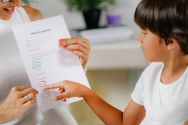 Anaokulu tarama testi. Çocuk işaret ediyor ve soruları cevaplıyor.
